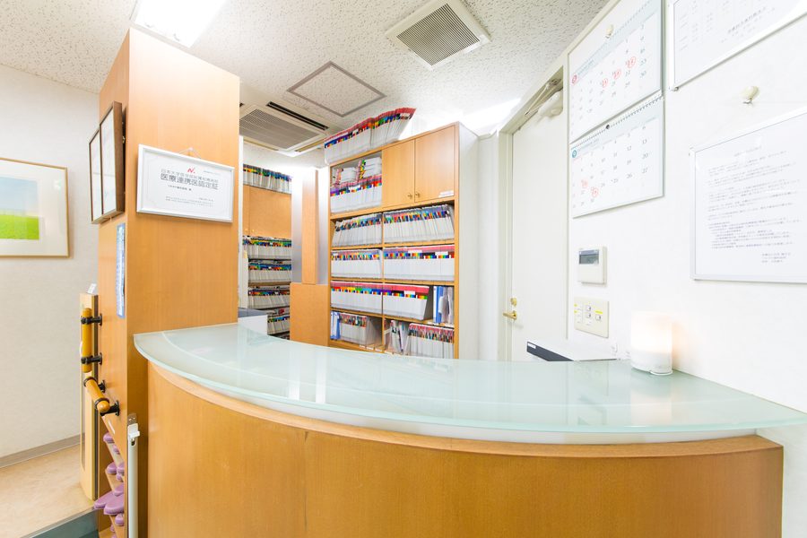 池袋こわた歯科の受付カウンター