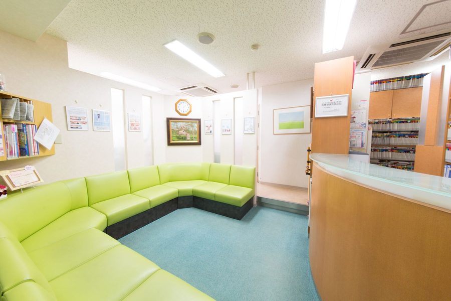 池袋こわた歯科の待合室。ソファ席とカウンターのある明るい空間